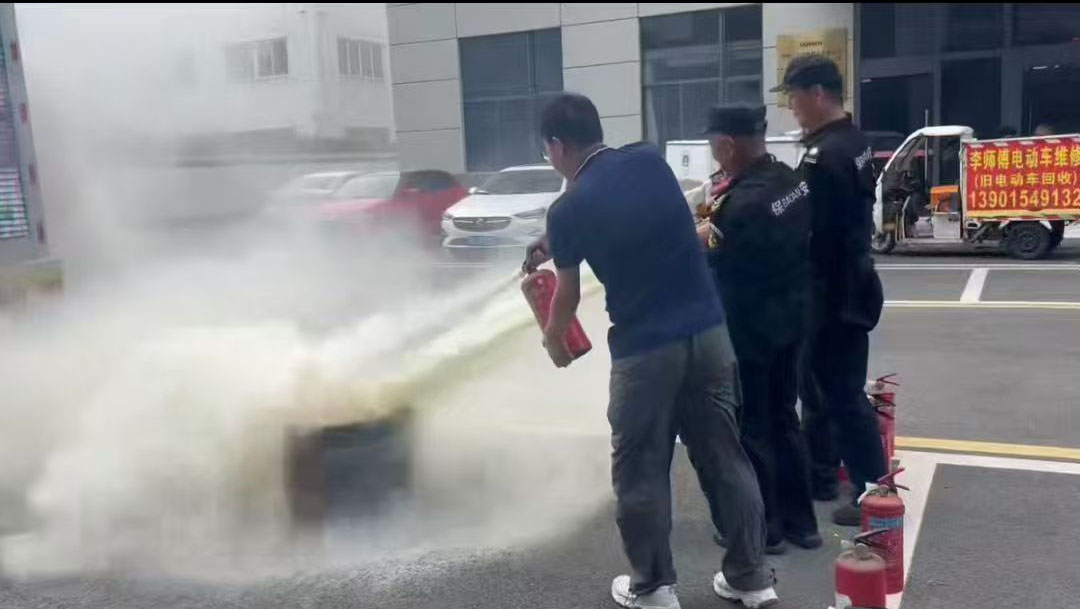 赛德克平衡机员工使用灭火器 赛德克平衡机员工使用灭火器